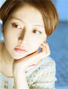 庭院里的女人