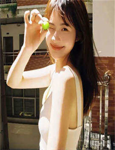 沙滩上的夏娃